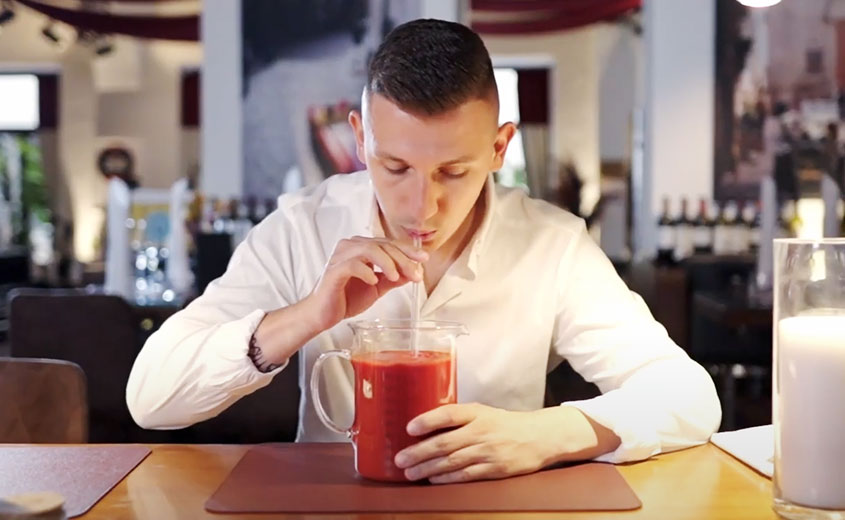 André Ortolf bricht Guinness Rekord am schnellsten einen Liter Tomatensaft zu trinken
